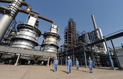 石化工人煉油增產保障市場供應
